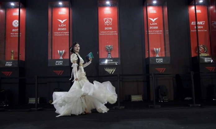 MC xinh đẹp bậc nhất làng LMHT quỳ gối xin lỗi tuyển thủ T1 vì lý do 'khó đỡ'