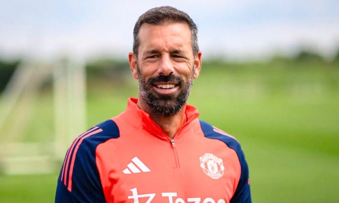 Van Nistelrooy nộp đơn làm HLV, hé lộ bến đỗ mới