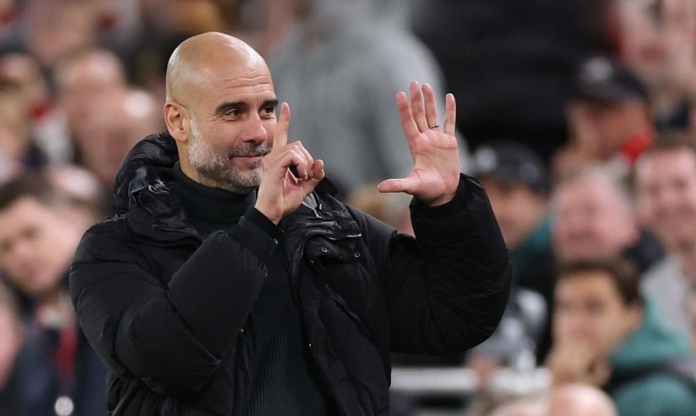 Pep giơ 6 ngón tay mỉa mai fan Liverpool, bị đáp trả cay đắng