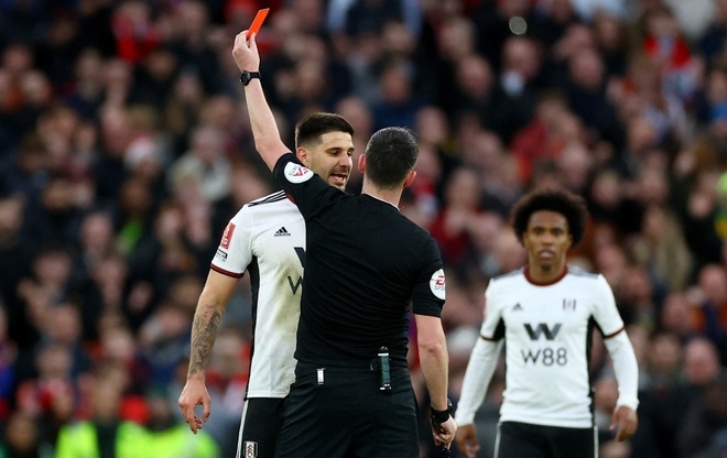 'Gây rối' ở trận gặp MU, tiền đạo Fulham nguy cơ nhận án phạt cực nặng