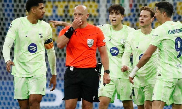 CĐV Barca phẫn nộ với quyết định của trọng tài