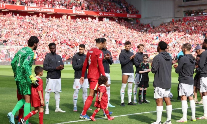 Sao trẻ Arsenal tỏ thái độ bất thường khi chào đón Liverpool