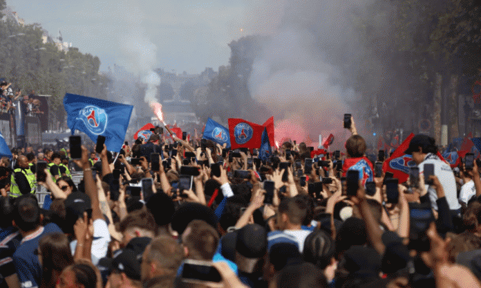 Lễ rước cúp Champions League của PSG tiếp tục rơi vào hỗn loạn