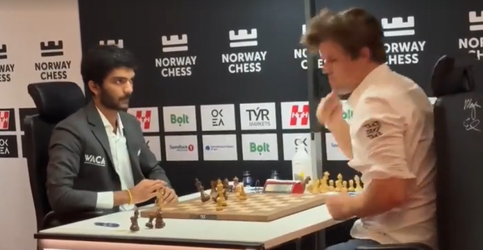 Vua cờ Magnus Carlsen cay cú đập bàn khi thua thần đồng Ấn Độ