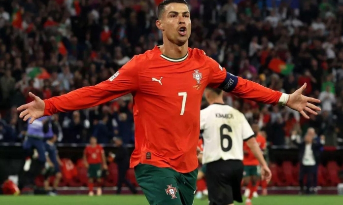 Ronaldo lập kỷ lục ghi bàn ở tuổi 40