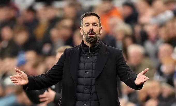 Ruud van Nistelrooy chia tay Leicester City sau mùa giải thất vọng