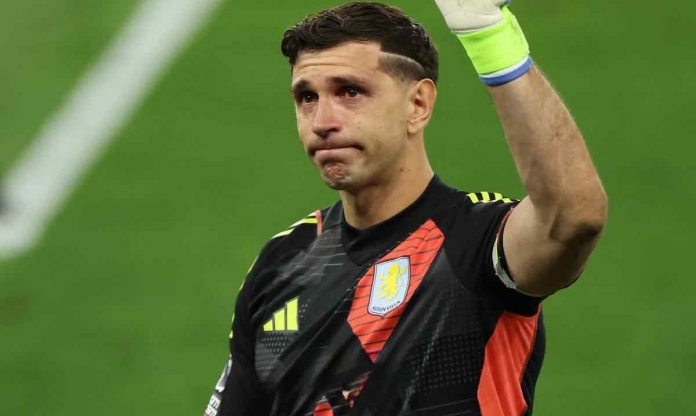 Emiliano Martinez rơi vào tình cảnh tiến thoái lưỡng nan