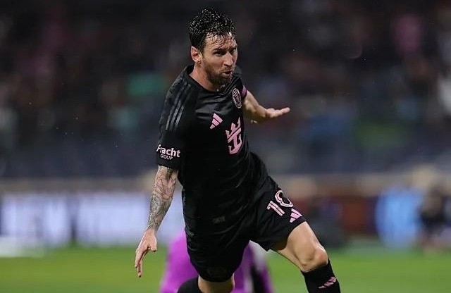 Giữa cõi bóng tròn mênh mang, ai cản nổi Lionel Messi!