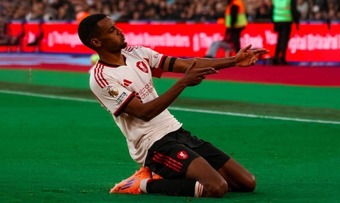 Isak có bàn thắng đầu tiên tại Ngoại hạng Anh