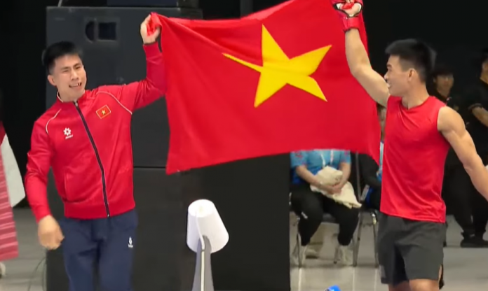 Ngọc Lượng giành HCV MMA, ôm Văn Nam an ủi sau trận thua tranh cãi tại SEA Games 33