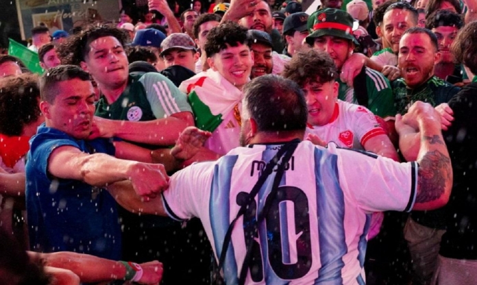Biến căng giữa CĐV Argentina và Algeria tại World Cup khiến cảnh sát phải vào cuộc
