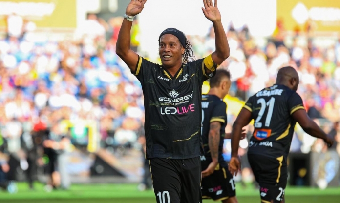 Ronaldinho bất ngờ ký hợp đồng với đội bóng Italia ở tuổi 46