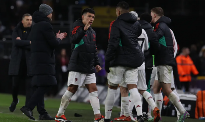 Fan MU lo sốt vó vì Martinez