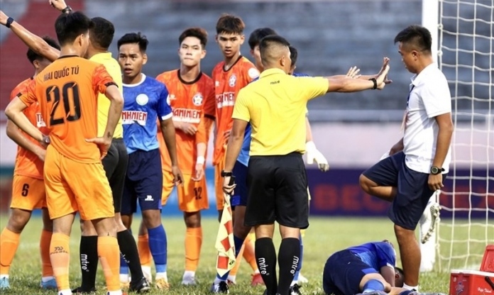 Sao U20 Việt Nam nhận án phạt nặng do đạp vào đầu đối thủ