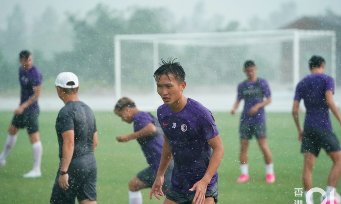 Hồng Kông đội mưa tập phối hợp trong vòng cấm trước ngày gặp ĐT Việt Nam