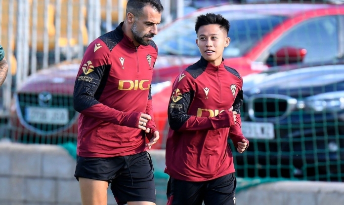 Cầu thủ Việt Nam sải bước cùng cựu sao Man City ở trời Âu
