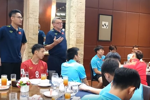 HLV Troussier họp gấp ĐT Việt Nam sau trận thắng Philippines