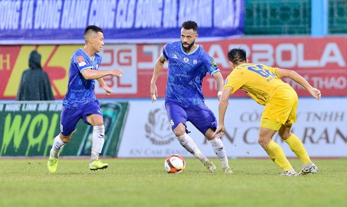 Trực tiếp Khánh Hòa 0-0 SLNA: Thế trận bế tắc