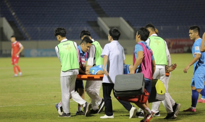 Cầu thủ Việt Nam bất tỉnh, phải nhập viện giữa trận
