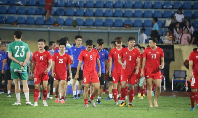 ĐT Việt Nam đứng ngồi không yên vì 1 trung vệ trước AFF Cup