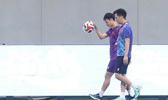 HLV Kim Sang Sik đặc biệt quan tâm Văn Toàn trước bán kết