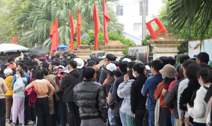 Việt Nam vs Singapore: CĐV túc trực xuyên đêm mua vé, nóng giá ở chợ đen