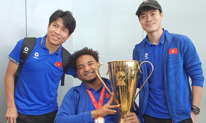 Xuân Son ngồi xe lăn, hạnh phúc rước Cúp vô địch về Việt Nam