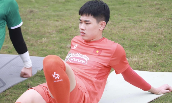 Tiền đạo Nguyễn Đình Bắc thoát chấn thương nặng