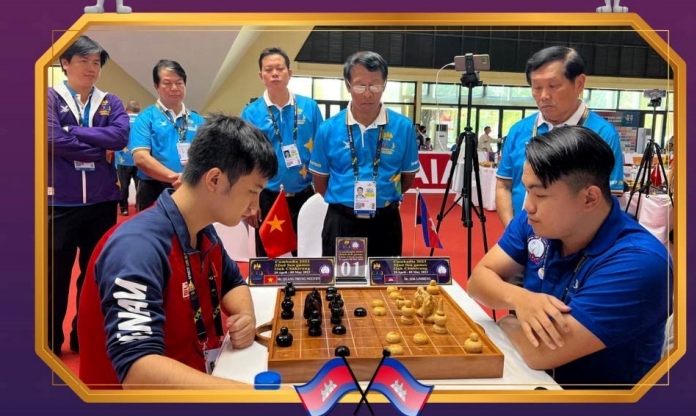 VĐV Campuchia cầu hòa kỳ thủ Việt Nam để giành HCV SEA Games 32