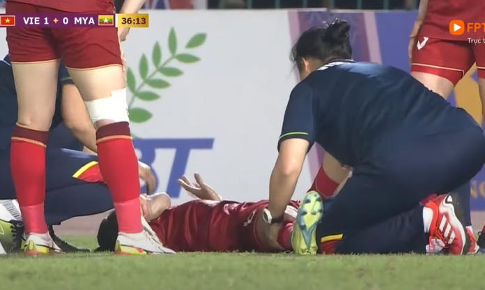 Cầu thủ ĐT nữ Việt Nam phải nhập viện giữa trận gặp Myanmar