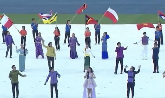 VIDEO: 10 sự cố đáng nhất SEA Games 32, nhầm quốc kỳ, 'múa võ' trên sân bóng