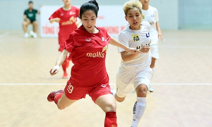 'Hot girl' ĐT nữ Việt Nam gây sốt khi đi đá futsal