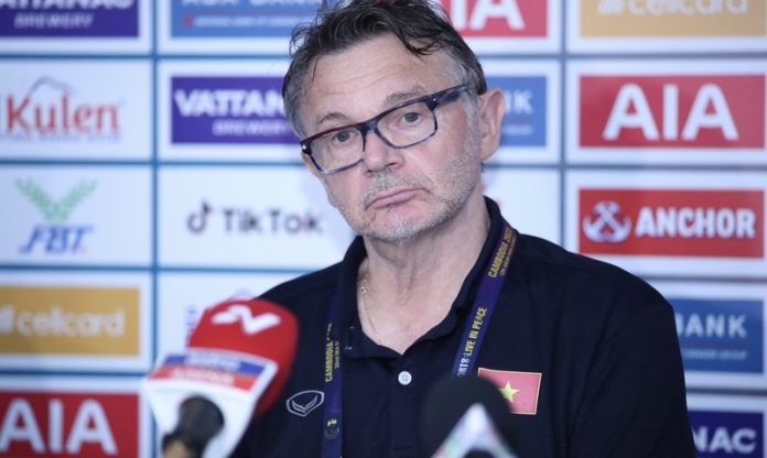 HLV Troussier nhận tin buồn ở Asian Cup