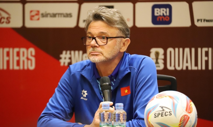 HLV Troussier: 'Chúng tôi tập hàng trăm lần để tránh quả ném biên nhưng vẫn thua'