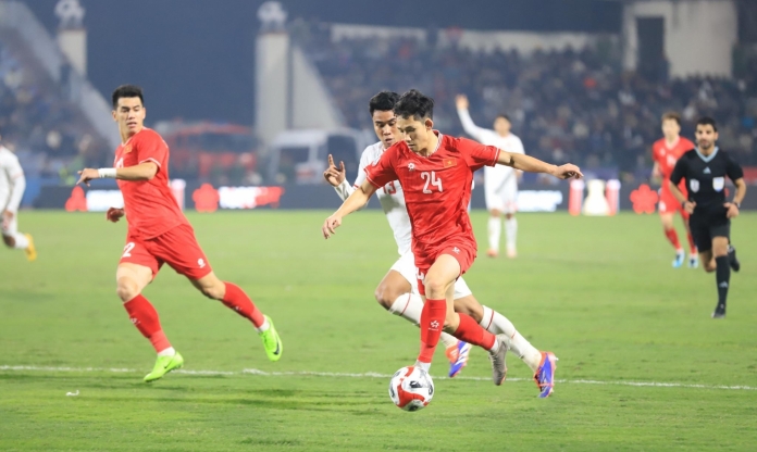HLV Kim Sang Sik nhận tin kém vui