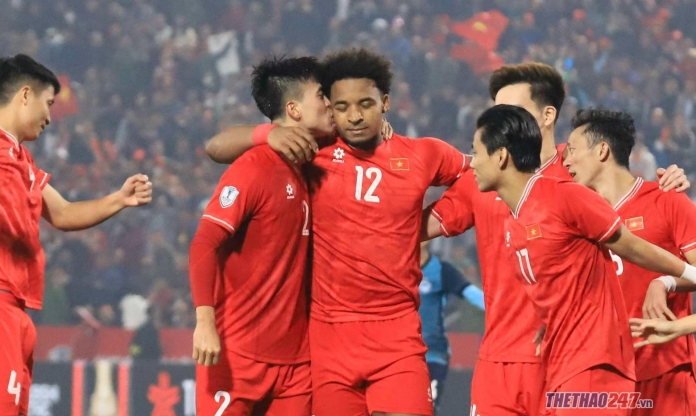 Duy Mạnh thơm má Xuân Son