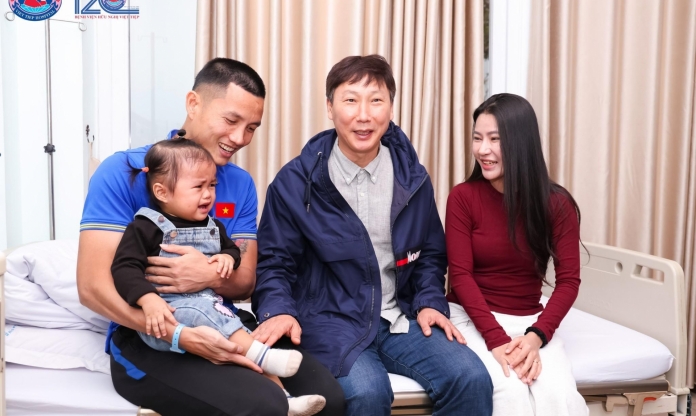 HLV Kim Sang Sik có hành động ấm lòng với Đình Triệu sau AFF Cup