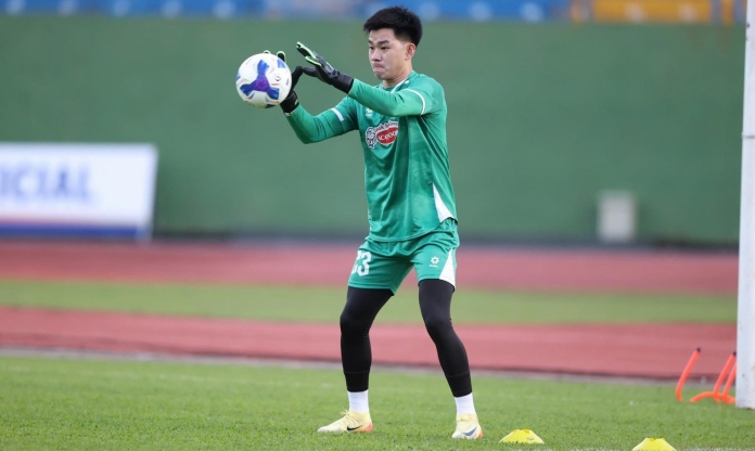 HLV Kim Sang Sik tìm ra thủ môn cực chất lượng thay Đình Triệu