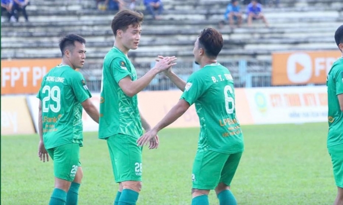 Thắng 13 trận liên tiếp, đội của Hoàng Đức 'đặt một chân' lên V-League