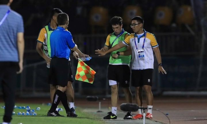 Trọng tài V-League gây tranh cãi lớn vì quên luật