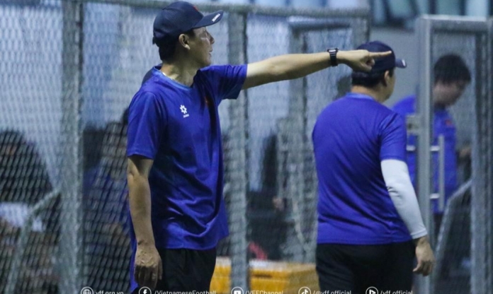 HLV Kim Sang Sik có hành động với các đối thủ của U23 Việt Nam