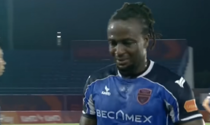 Cầu thủ nhập tịch Việt Nam bị treo giò