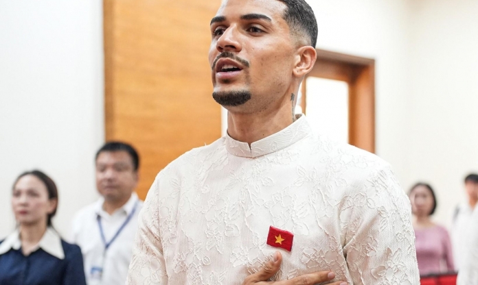 Đỗ Hoàng Hên rạng rỡ trong trang phục áo dài ngày nhận quốc tịch Việt Nam