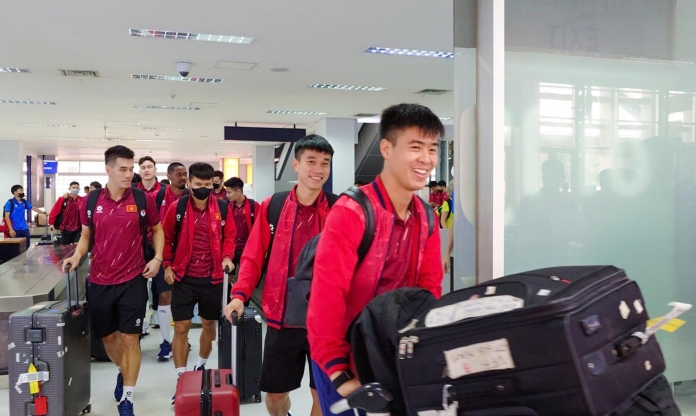 HLV Kim Sang Sik cho ĐT Việt Nam nghỉ ngơi ngay sau khi tới Lào