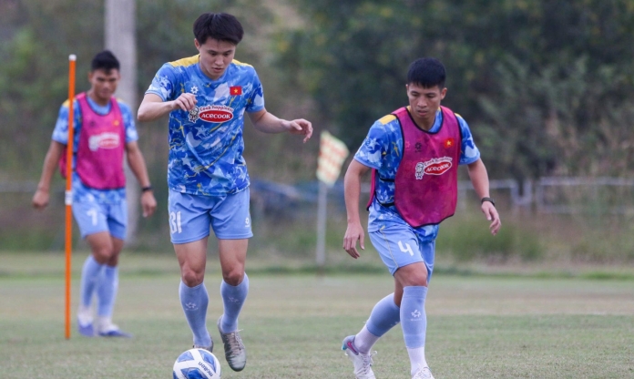 Dàn sao ĐT Việt Nam tập buổi đầu tiên ở Lào