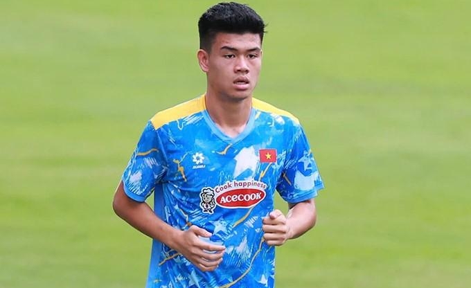 Trung vệ 1m95 sáng cửa đá chính ở SEA Games 33