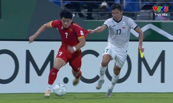 Hình ảnh cầu thủ Kyrgyzstan giật băng đội trưởng của Đình Bắc gây sốt