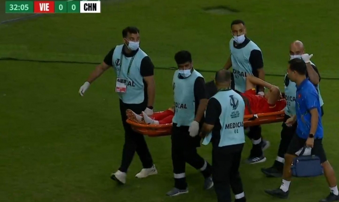 Hiểu Minh nhập viện cấp cứu ngay giữa trận đấu với U23 Trung Quốc