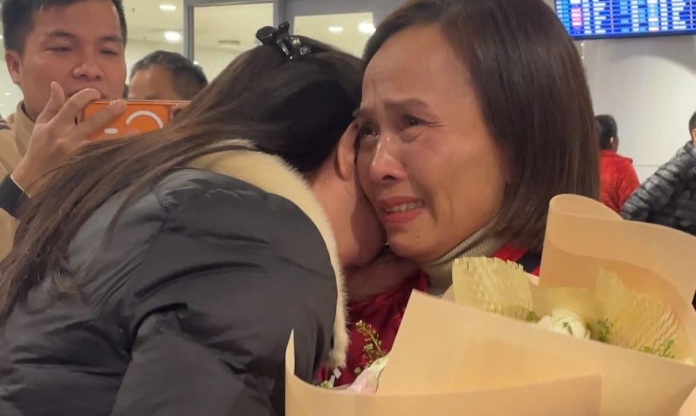 Mẹ Hiểu Minh khóc nức nở khi đón con trai trở về từ U23 Việt Nam