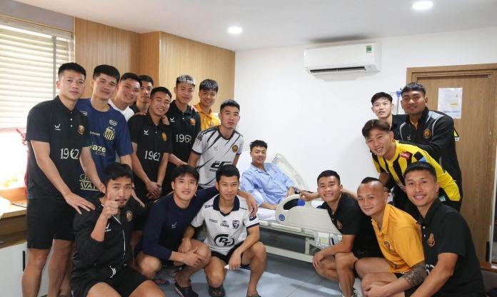 Dàn cầu thủ Thanh Hoá có hành động ấm lòng với Thái Sơn sau ca phẫu thuật